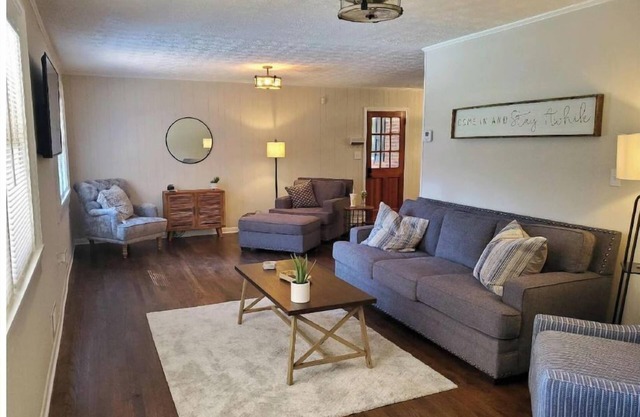 Pine Valley Place / Entire 3 Bedroom house