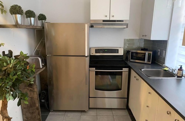 Convenient 6-8-Guest Apartment in Prime Location