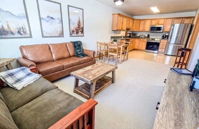 Convenient and Comfortable Townhome with Mountain Views