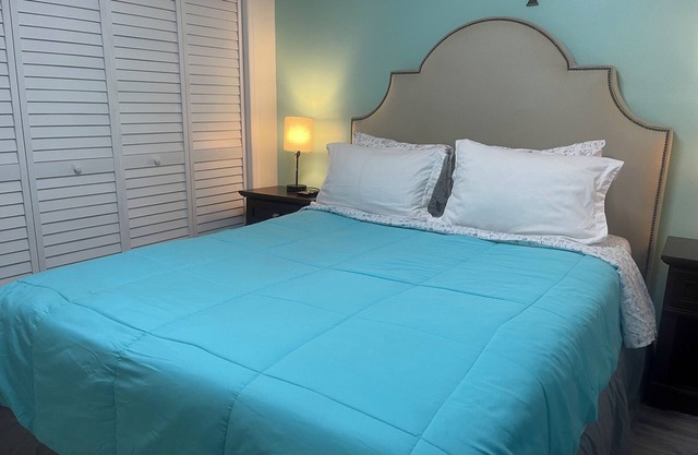 Convenient and Private Downtown 1BR Near Beach
