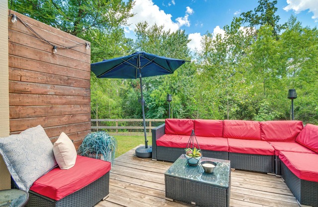 Convenient Bryan Townhome w/ Patio < 3 Mi to A&M!