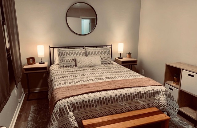 Convenient, Clean Apartment w/ Air Conditioning, Smart TV, Covered Parking