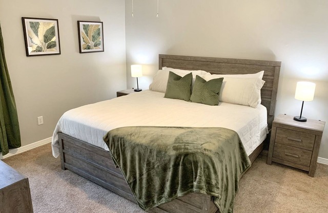 Convenient & Comfy! Shop & Eat on County Line, Reservoir & Mall