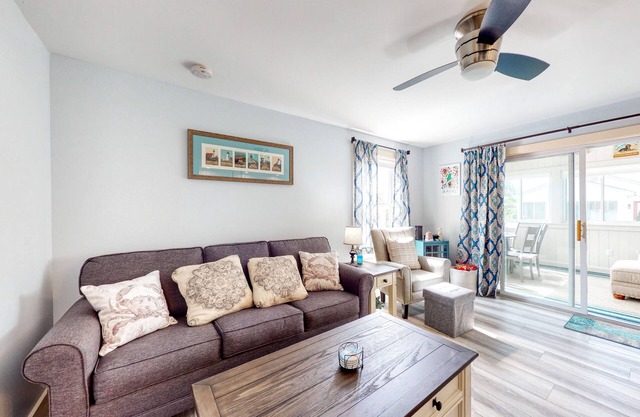 Convenient cottage near beach with shared pool, gas grill, W/D, WiFi & AC