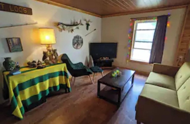 Convenient, cozy, and colorful 2 Bed/1 Bath Home