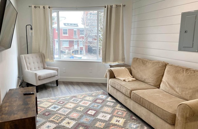 Convenient Downtown Location * Queen Bed * Self Check-In