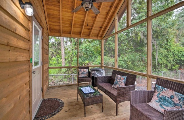 Convenient Getaway in Riverfront Community!