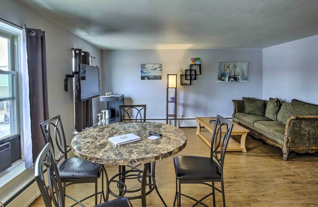 Convenient Kaukauna Condo, 8 Mi to Appleton!