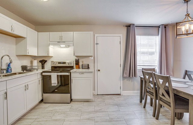 Convenient Kenner Unit w/Patio - 1 Mi to Airport!