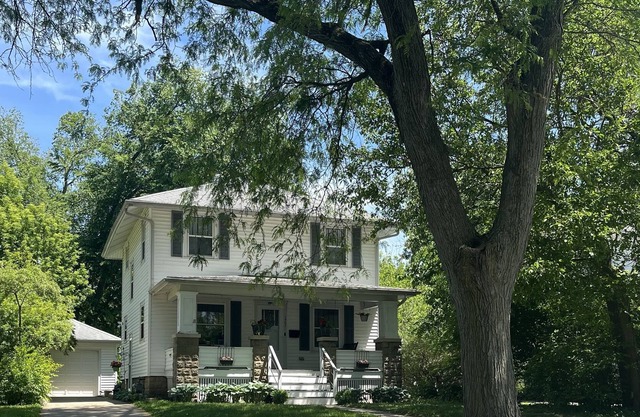Convenient location Quiet Comfortable- Near ISU-IWU Fire-Pit Grill Porch