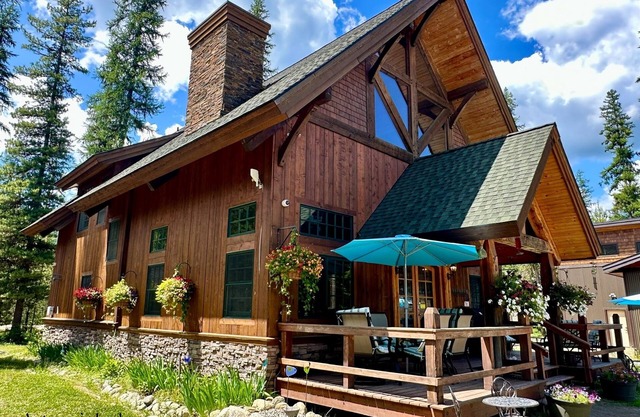 Convenient location close to Priest Lake for families, pets & work-cation stays!