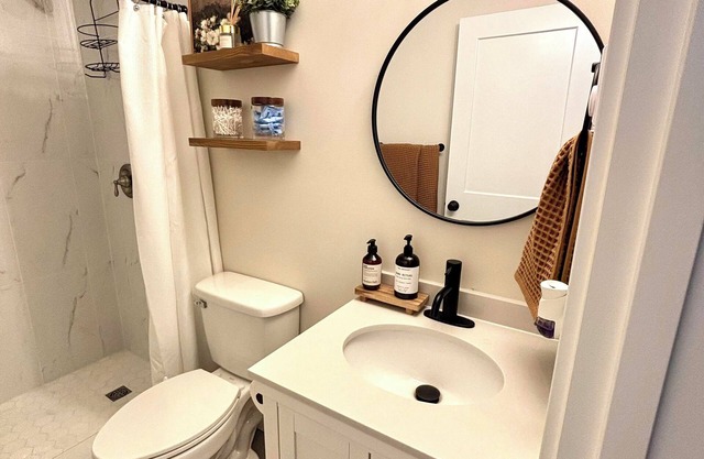 Convenient modern 2br home, 5 mins from airport.