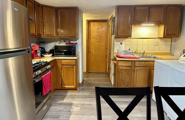Convenient pet friendly 2br/3bd w/full bathroom located in a safe & quite city