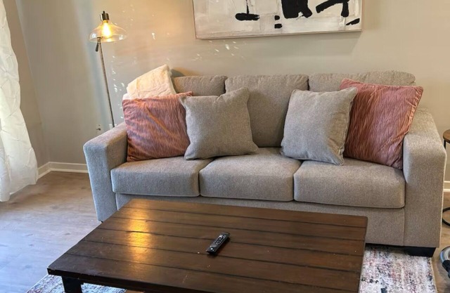 Convenient & Renovated 2BD/2BA house near Reservoir, Fenced Backyard, King Bed