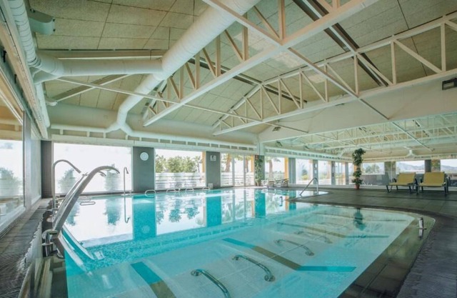 Convenient Stay! 3 Cabins with Kitchens & Terraces! Indoor & Outdoor Pools, Spa!