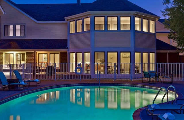 Convenient Stay in Minnesota, 2 Beautiful Units, Onsite Pool, Pets Allowed