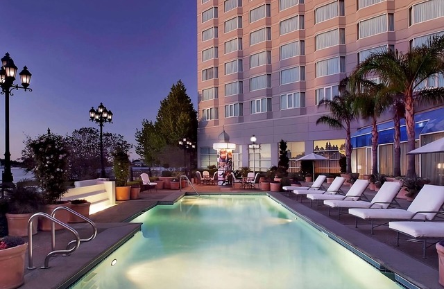 Convenient Stay, Superb Location! Outdoor Swimming Pool, Pets are Allowed!