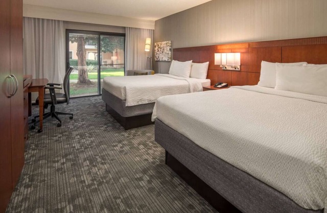 Convenient Stay, Superb Location! Close to Volunteer Park Water Tower, w/ Pool!