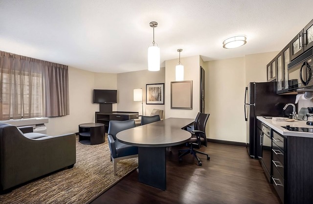 Convenient Stay, Superb Location! 4 Comfortable Units, Near Rathburn Woods
