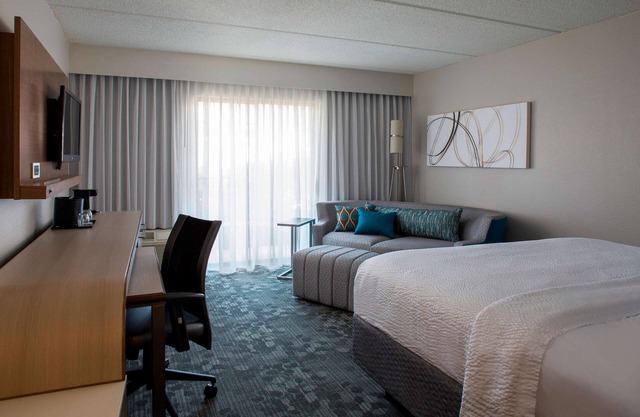 Convenient Stay, Superb Location! Free Parking, Onsite Pool, Pets Allowed