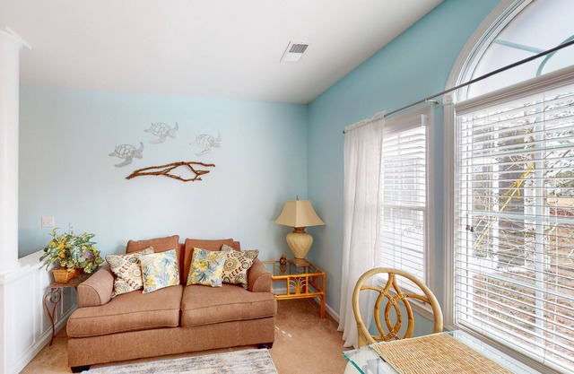 Convenient studio with outdoor pool, patio, central AC & beach access