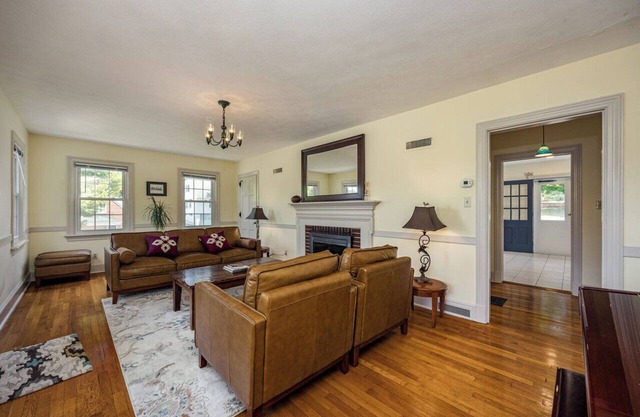 Convenient to JMU, Burg Dining and Downtown Bars, Right off Interstate 81