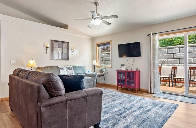Convenient Townhouse - Near Airport