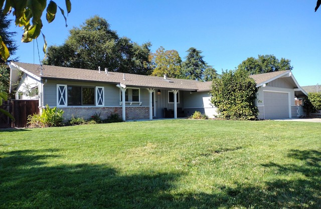 Conveniently Located Walnut Creek House 3 Br, 2 Ba w/ Large Private Backyard