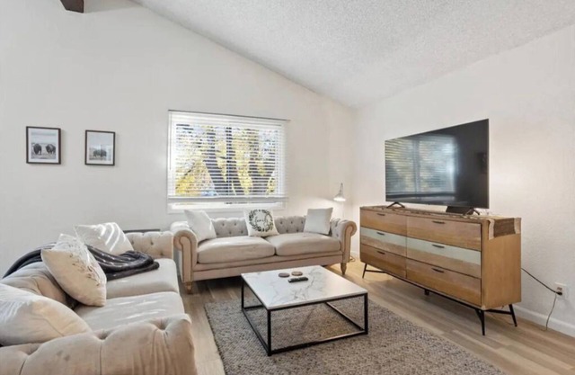 Conveniently located, 4bd, 3bath, Vaulted ceilings