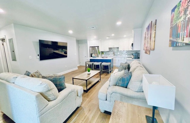 Conveniently Located Contemporary 6 Bed/6 Bath 15 Min to Downtown