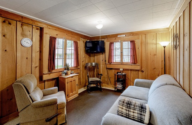 Conveniently Located Home Close to the Lake w/Free WiFi