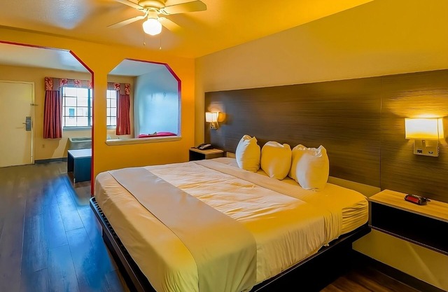 Conveniently Located Near Spoetzl Brewery! Onsite Parking, FREE Breakfast!