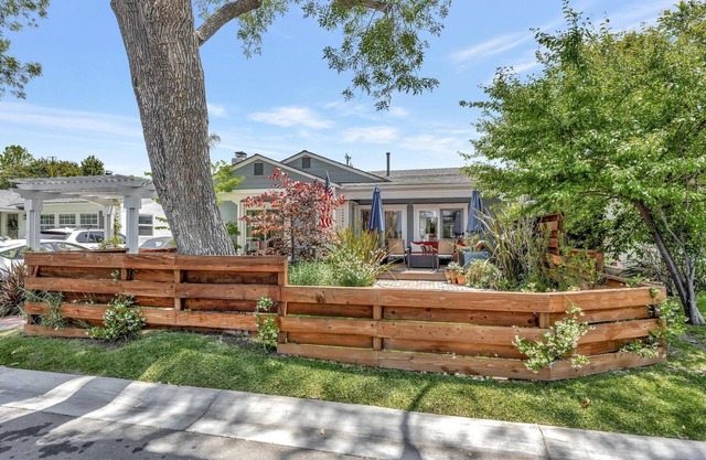Conveniently Located, Coastal Cottage