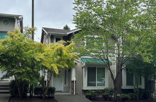 Conveniently located for airport and downtown Seattle! Comfy for medium groups!