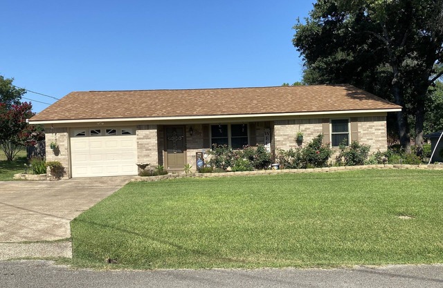 Conveniently located 3 bedroom, 2 bathroom home, 5 minutes from downtown.