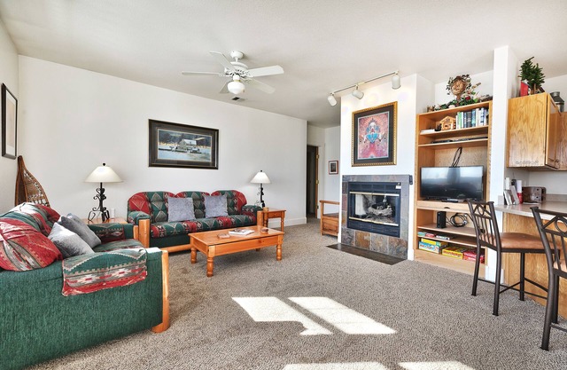 Günstig gelegen - Park City Wohnung mit Deck und Blick auf die Berge