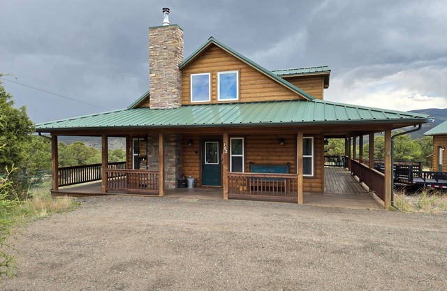 Conveniently located cabin with full kitchen, w/d, large deck & great views