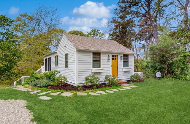 Conveniently located and renovated cottage with lovely views & chef's kitchen