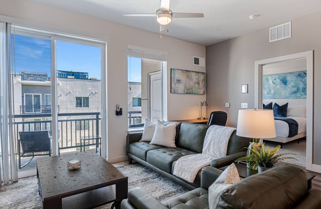 Convention Ctr 2BR/2BA Luxury Apartment Pool, HTub, Theatre