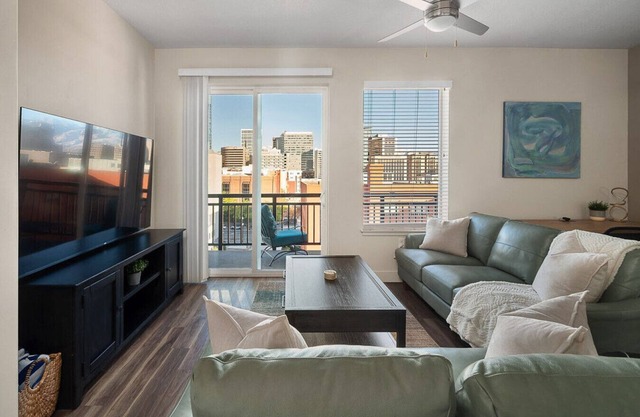 Convention Ctr - Stylish 2BD/2BA w/Pool/Gym/Htub