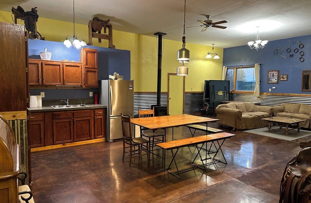 Converted Barn to your comfy get away, close to Yakima/Naches. Farm Stay Tieton