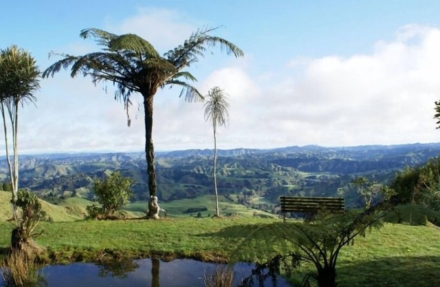 Konvertierte Ställe mit Blick auf Farmland und Bush