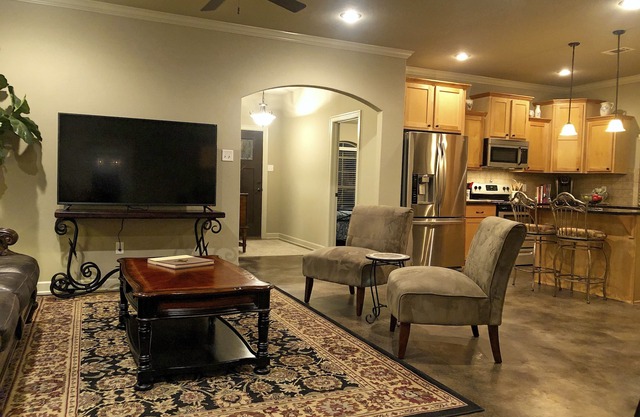 Conway Luxury Home. 4BR/2BA, Office, 2-Car Gar., 65"TV, Fenced Yard/Patio, Wi-Fi