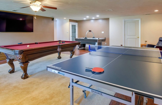 Conway Retreat: Private Hot Tub, Deck & Game Room!