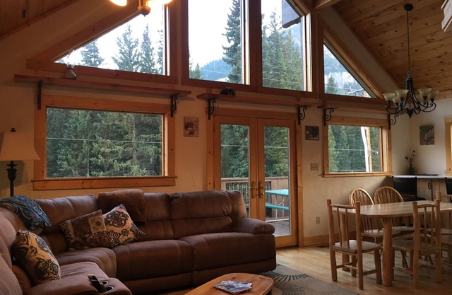 Cooke Stadt Berghaus. Wunderschöne Aussicht! 4 Meilen nach Yellowstone. WiFi, HDTV.