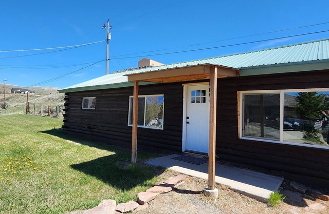 Charming little cabin with sleeping loft in superb Kemmerer with WiFi