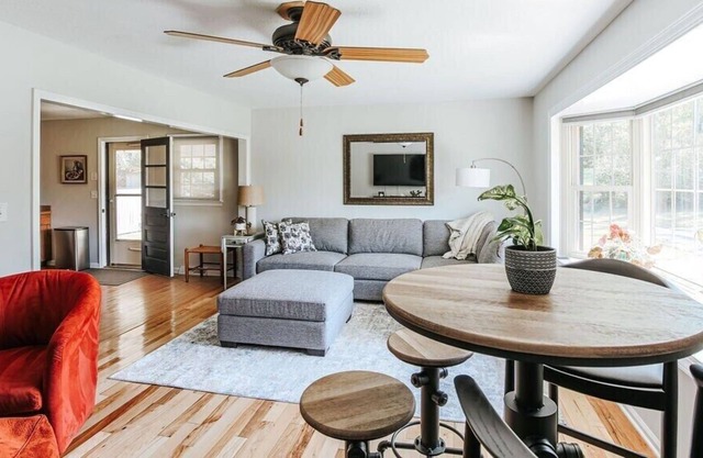 Cookie's Place: Pool and Mountain Views!