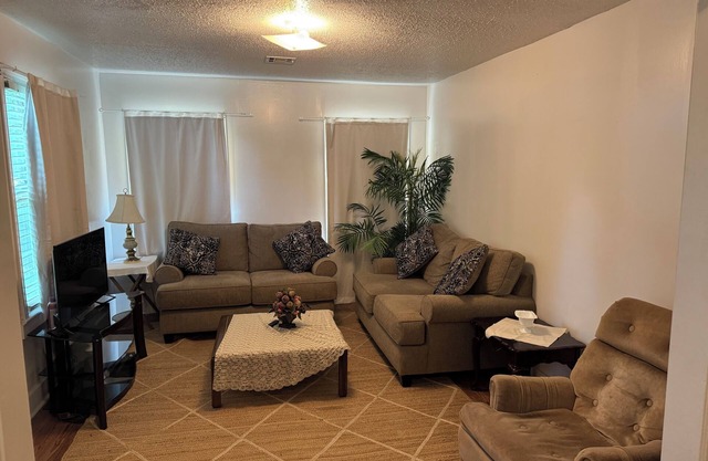 Cool 2-bedroom house with AC in charming Cleveland