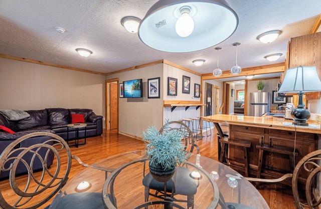 Cool cabin in Fayetteville 1 mile from downtown, Hot Tub