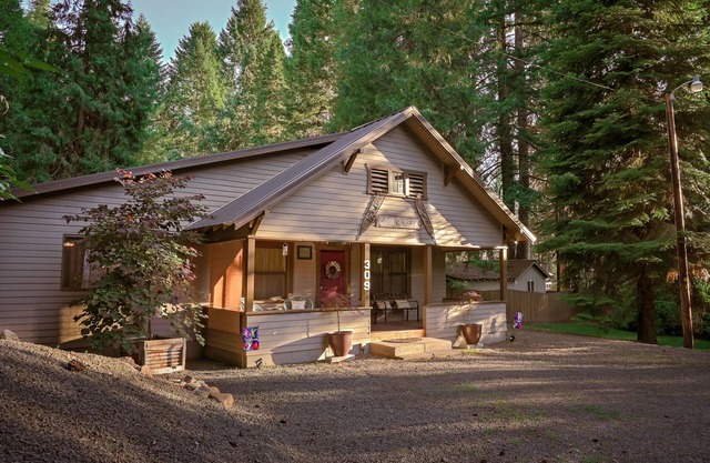 Cool Creek Cottage, Crater Lake National Park , trails and waterfalls nearby.